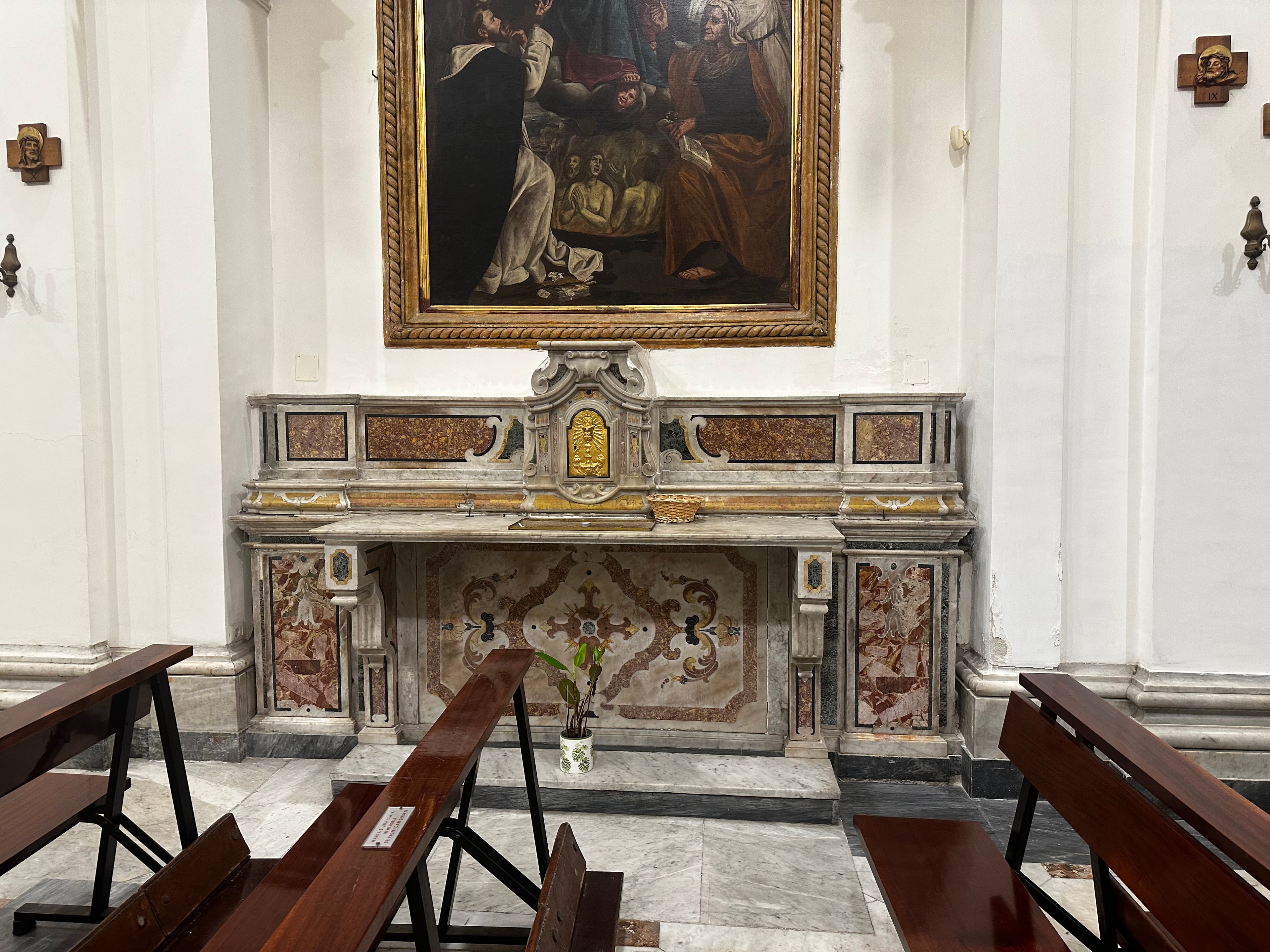 Sant’Arcangelo agli Armieri — altare su parete storica